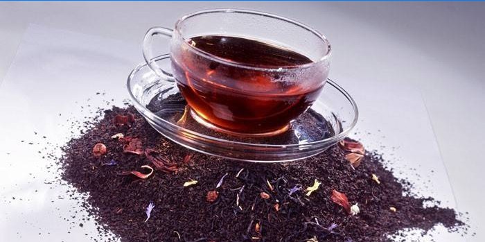 Kopp te på et lysbilde med tørr te