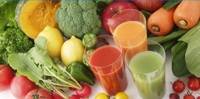 Vegetabilske juice i glass, grønnsaker og frukt