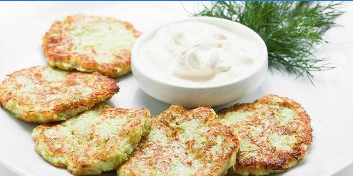 Zucchini-fritters med saus