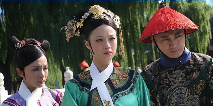 Jenter og en fyr i nasjonale kinesiske kostymer