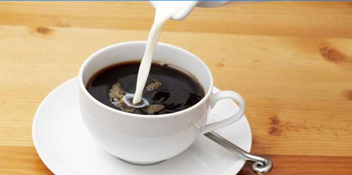 Legger melk i kaffe