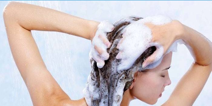 Jente vasker hår