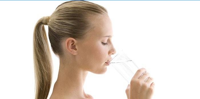 Jente drikker vann