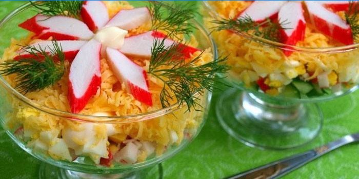To skåler med cocktail salat med krabbe pinne