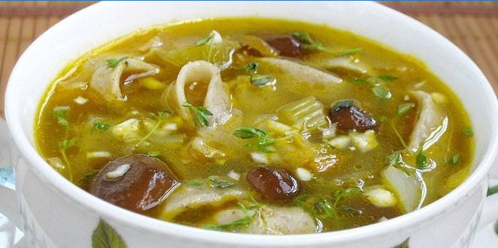 Suppe med hjemmelagde nudler og sopp