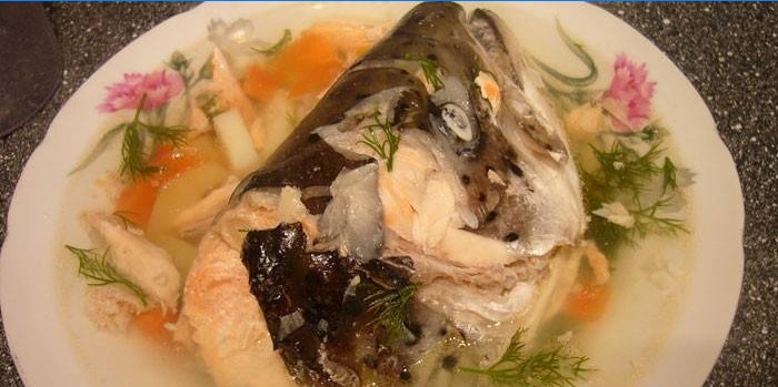 Lakshode fiskesuppe i en tallerken