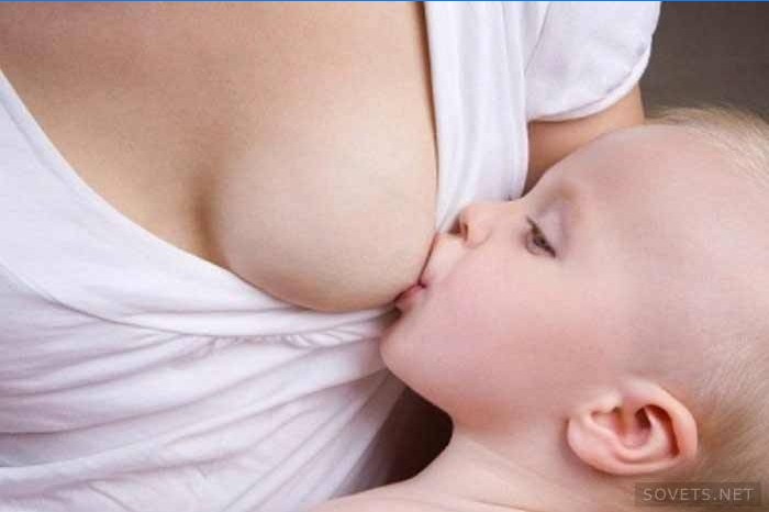 1,5 år gammel baby med bryst