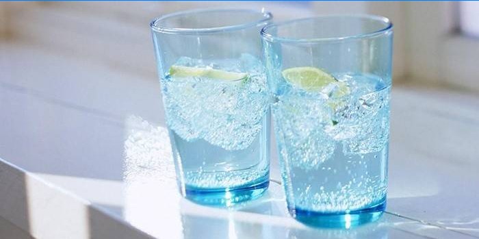 Glass kjølig vann med sitron