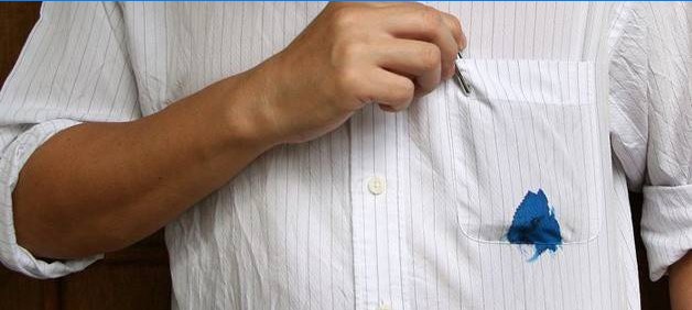 Blekkflekker på lommen på en mannsskjorte