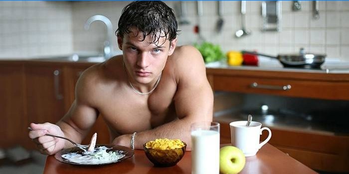 En mann holder seg til en sportsdiett for å forbrenne fett