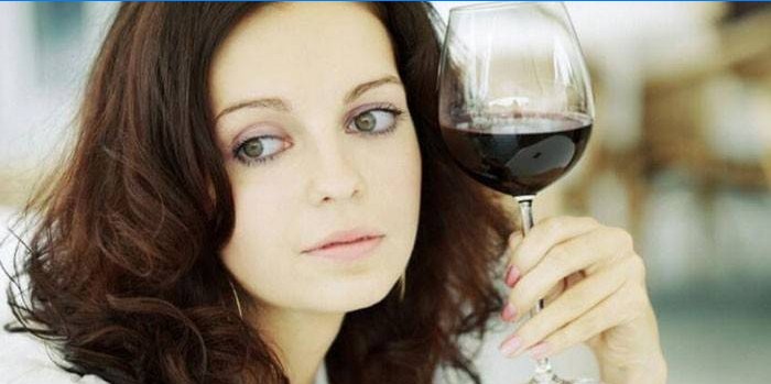Jente med et glass vin