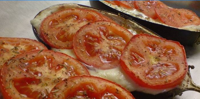 Bakte auberginebåter med tomater og mozzarella