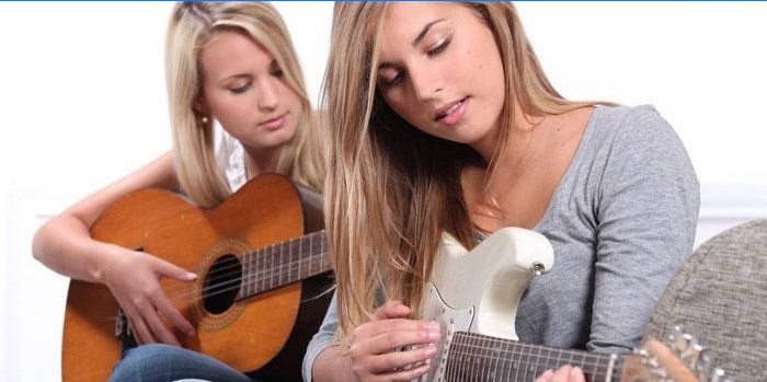 Jenter spiller gitar