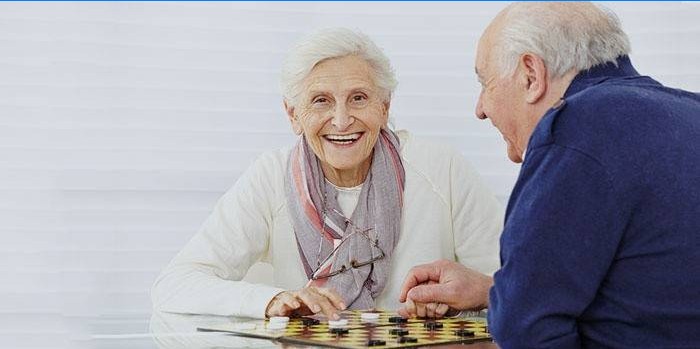 Gamle mennesker lærer å spille brikker godt