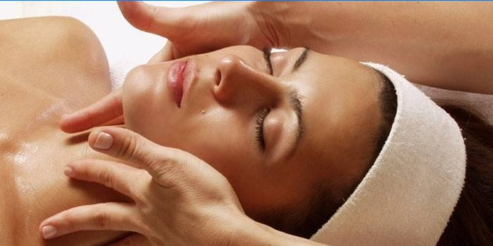 Kosmetisk massasje hjelper deg med å miste vekt i ansiktet