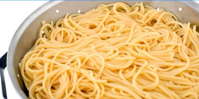 Kokt spaghetti i et dørslag
