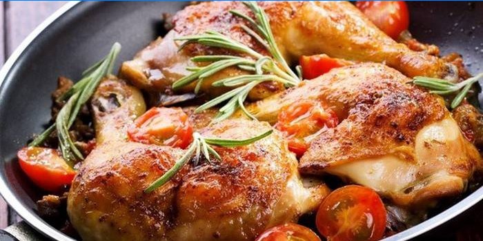 Kylling med grønnsaker og rosmarin i en panne