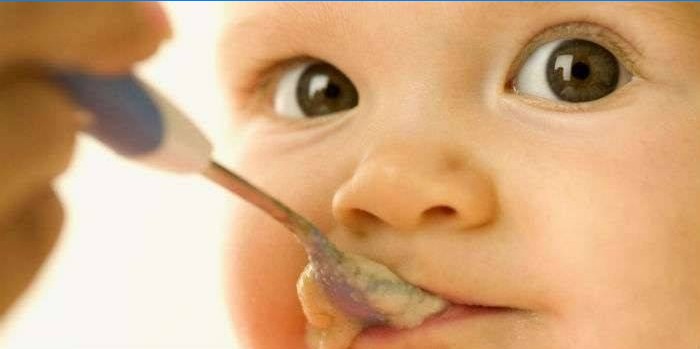 Å mate en baby med en skje