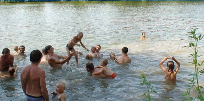 Folk bader i elven