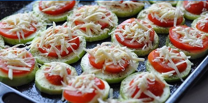 Zucchini og tomat forrett før du går i ovnen