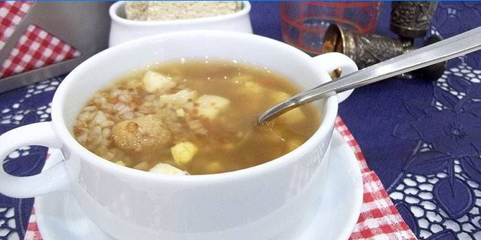 Bokhvete suppe med kjøttboller i en tallerken