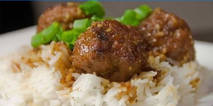 Pynt kjøttboller med saus og ris