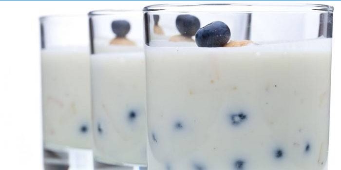 Lev hjemmelaget yoghurt med bær i glass
