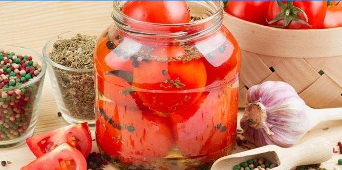 Saltede tomater i en krukke