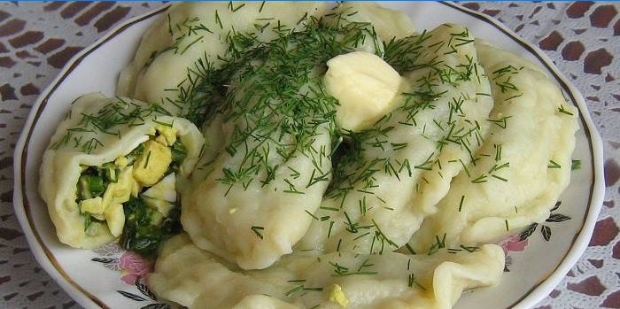Dumplings fylt med cottage cheese, kokte egg og grønn løk