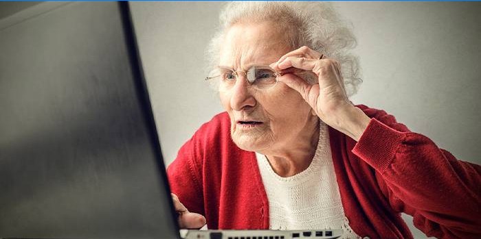 Mormor ved datamaskinen