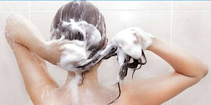 Kvinne vasker hår