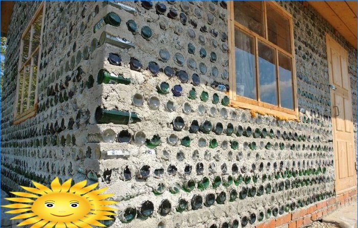 DIY veggblokker. Hus med tomme flasker
