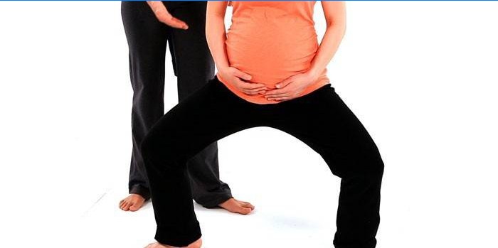 Gravid jente huker seg