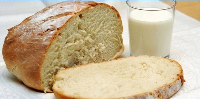 Hjemmelaget brød og et glass melk