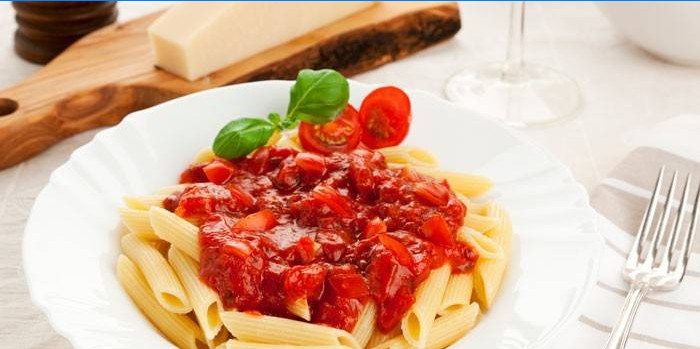 Tomat-hvitløkssaus med pasta