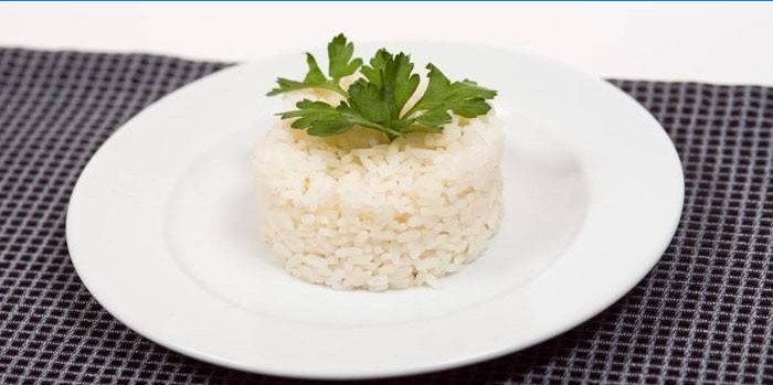 Kokt ris i en tallerken