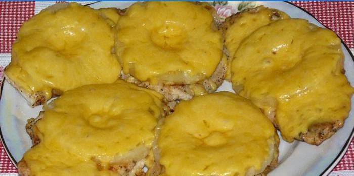 Bakt kyllingfilet med ananas og ost