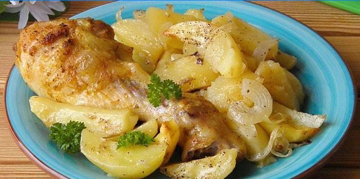 Kyllingtrommelkake med poteter og løk på en tallerken