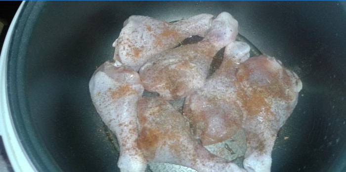 Kylling trommelstikker i en langsom komfyr før koking.
