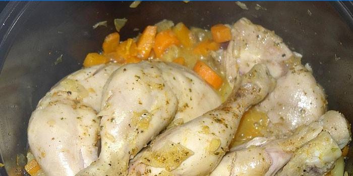 Kyllingben med grønnsaker før koking