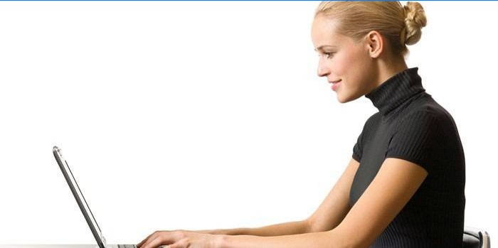 Jente som sitter ved en bærbar datamaskin