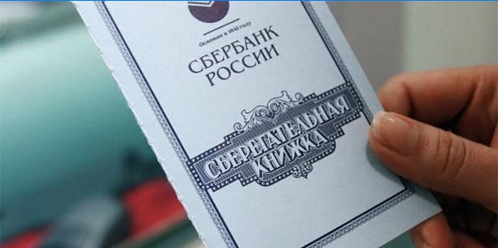 Sberbank sparebok i hånden
