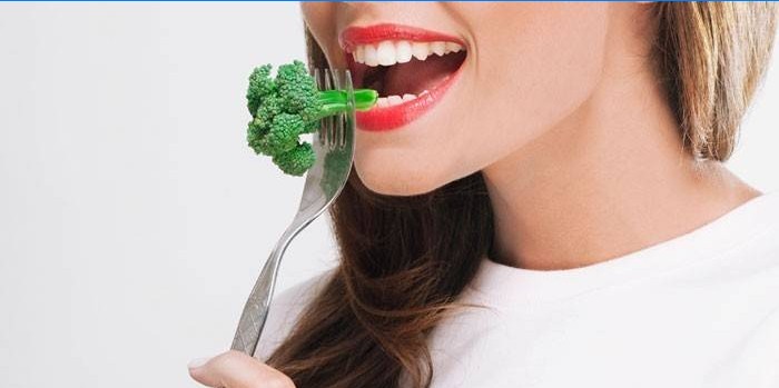 Jenta spiser brokkoli