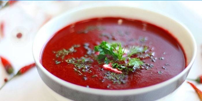 Rødbeter suppe i en tallerken