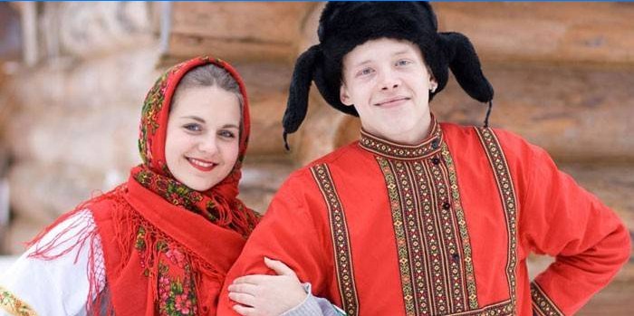 En fyr og en jente i russiske nasjonale klær