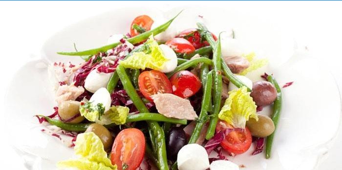 Salat med tunfisk, oliven, mozzarella og grønne bønner