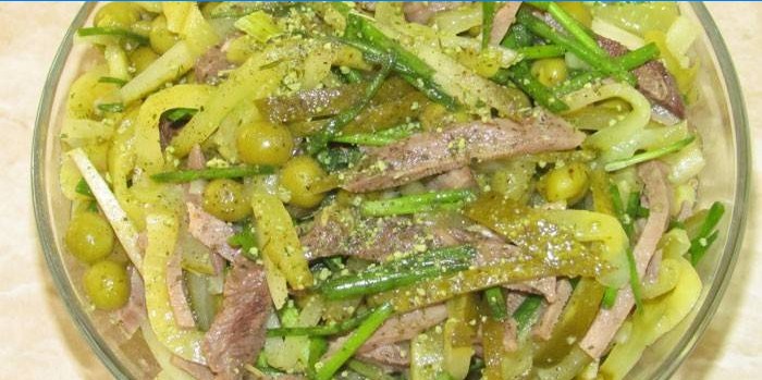 Klar salat med grønne erter, agurker og kokt tunge