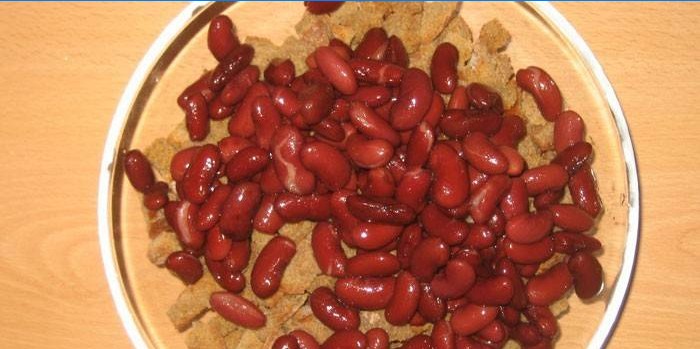 Hermetiske røde bønner og kjeks på en tallerken