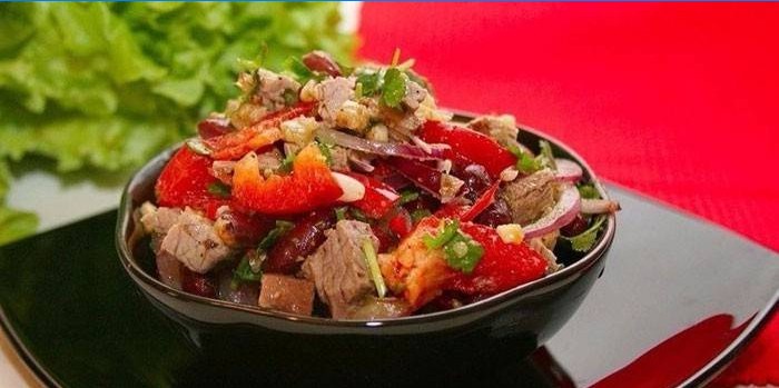 Tbilisi salat med røde bønner, rød pepper og storfekjøtt