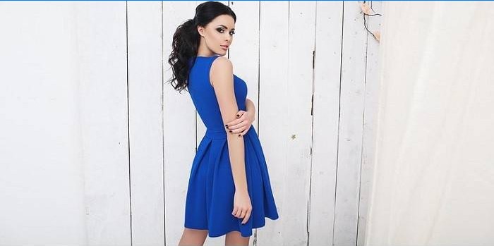 Jente i en blå kjole med fullt skjørt